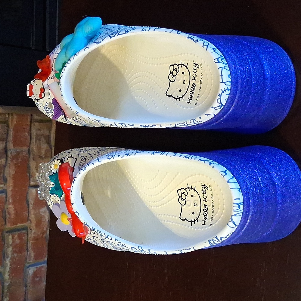 Hello Kitty Crocs - Picture 2 of 6